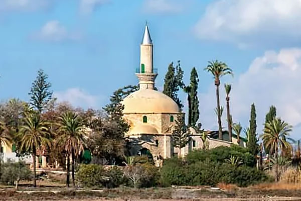 Hala Sultan Tekke Mosque in Cyprus منارات مضئية في أوروبا