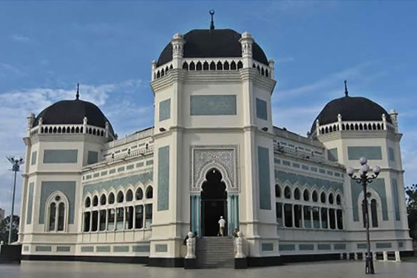 Masjid Raya Mosque Tanjong Pinang Indonesia منارات مضئية في آسيا