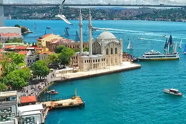 Ortakoy Mosque in Turkey منارات مضئية في أوروبا