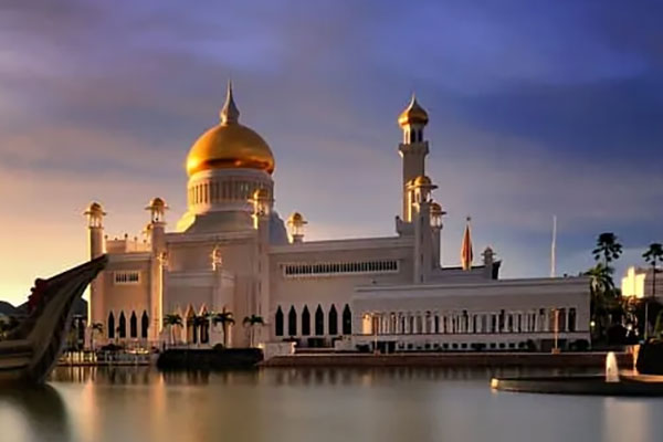 Sultan Omar Ali Saifuddien Mosque in Brunei منارات مضئية في آسيا