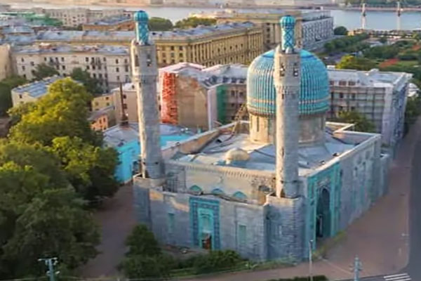 The St. Petersburg Mosque in Russia منارات مضئية في أوروبا