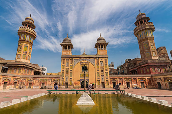 Wazir Khan Mosque in Pakistan منارات مضئية في آسيا